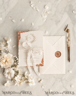 HOCHZEITS EINLADUNGEN moderne Kalligraphie / feine Kunst Feine Kunst Elfenbein Gold Hochzeitseinladung, Florale Hochzeitseinladung, Beigefarbene florale Einladungssuite, Kranz Monogram Hochzeitseinladungssuite, Gezackte Kanten Einladungen8