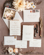 HOCHZEITS EINLADUNGEN moderne Kalligraphie / feine Kunst Präge-Ivory-Gold-Hochzeits Einladung, Florale Hochzeits Einladung, Toskana Italien Einladung Suite, Kranz Monogramm Hochzeits Einladung Suite, Deckle Edge Einladungen, Zerrissene Kante Hochzeits Einladungen golden, Fine Art Hochzeits Einladung Suite, Deckle Edge Papier14