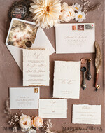 HOCHZEITS EINLADUNGEN moderne Kalligraphie / feine Kunst Präge-Ivory-Gold-Hochzeits Einladung, Florale Hochzeits Einladung, Toskana Italien Einladung Suite, Kranz Monogramm Hochzeits Einladung Suite, Deckle Edge Einladungen, Zerrissene Kante Hochzeits Einladungen golden, Fine Art Hochzeits Einladung Suite, Deckle Edge Papier14