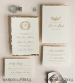HOCHZEITS EINLADUNGEN moderne Kalligraphie / feine Kunst Prägung aus Elfenbein Gold Hochzeitseinladung, Florale Hochzeitseinladung, Toskana Italien Einladungssuite, Kranz Monogramm Hochzeitseinladungssuite, Fransenrand Einladungen, Zerrissene Kante Hochzeitseinladungen gold, Feine Kunst Hochzeitseinladungssuite, Fransenrand Papier5