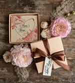 Geschenke zum Muttertag Grußkarten für Mama Holzkarte mit Herz in Geschenkbox – Muttertagsgeschenk mit Widmung, Blumen & Wachssiegel3