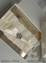 BRIDE bolero, robes, garter Geschenkidee für die Braut Strumpfband Elegantes Strumpfband für die Braut – Geschenkbox mit „Etwas Blauem“ und Grußkarte5