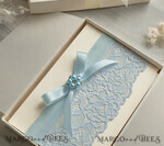 BRIDE bolero, robes, garter Geschenkidee für die Braut Strumpfband Romantisches Strumpfband in Hellblau mit Spitze, Perlenbrosche und Grußkarte in Geschenkbox5