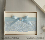 BRIDE bolero, robes, garter Geschenkidee für die Braut Strumpfband Romantisches Strumpfband in Hellblau mit Spitze, Perlenbrosche und Grußkarte in Geschenkbox5