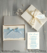 BRIDE bolero, robes, garter Geschenkidee für die Braut Strumpfband Romantisches Strumpfband in Hellblau mit Spitze, Perlenbrosche und Grußkarte in Geschenkbox5