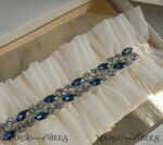 BRIDE bolero, robes, garter Geschenkidee für die Braut Strumpfband Elegantes Strumpfband für die Braut – Geschenkbox mit „Etwas Blauem“ und Grußkarte5