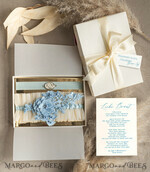 BRIDE bolero, robes, garter Geschenkidee für die Braut Strumpfband Elegantes Braut-Strumpfband-Set mit blauer Spitze, Initialenband und Grußkarte in Geschenkbox5