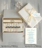 BRIDE bolero, robes, garter Geschenkidee für die Braut Strumpfband Luxuriöses Strumpfband-Set für die Braut – mit blauen Kristallen, Initialenband und Grußkarte in Geschenkbox4